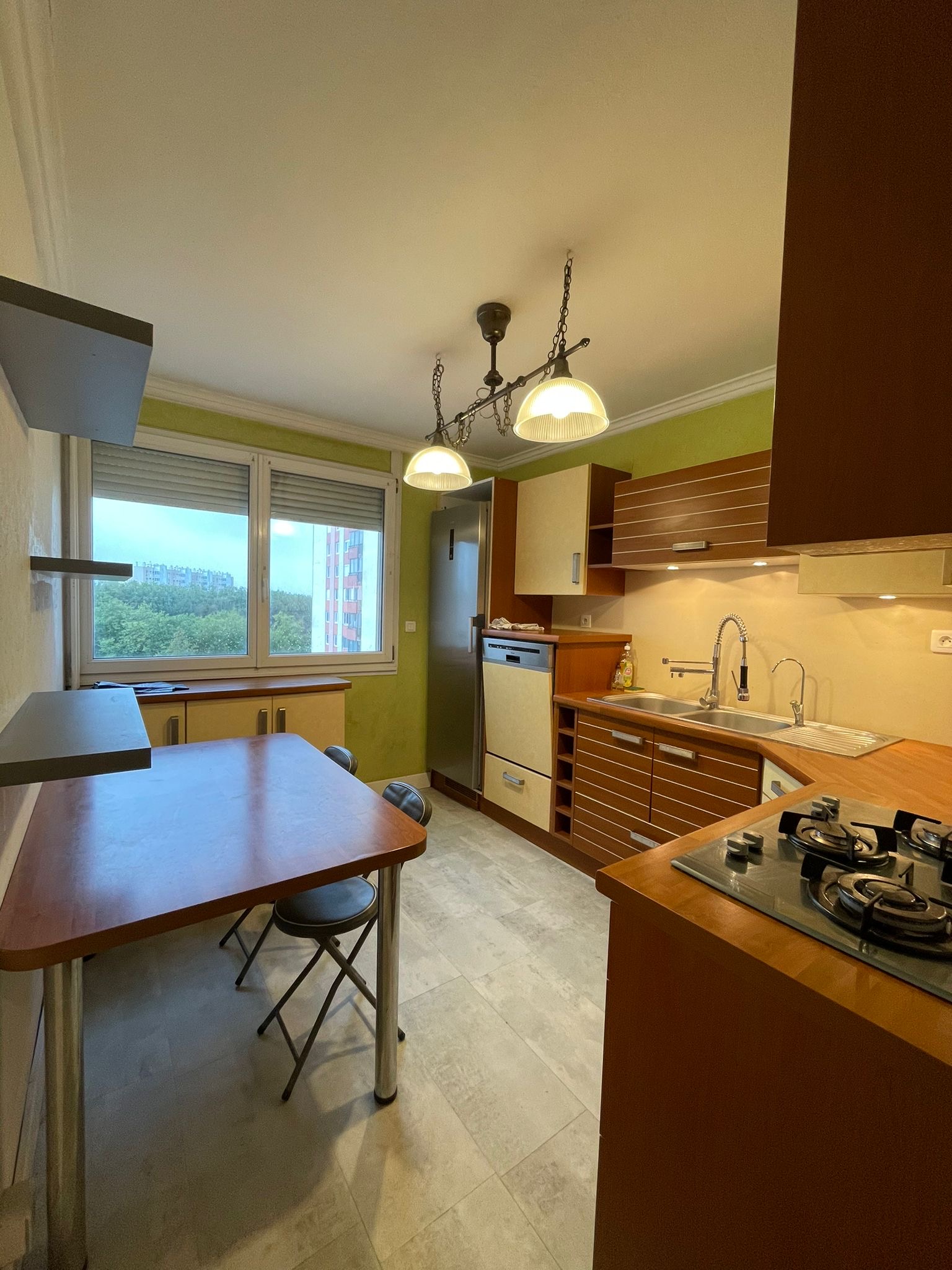 Cocina con zona de comedor